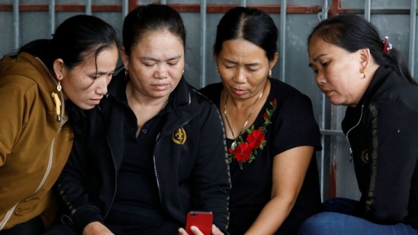 Container deaths: Families say three lorries carrying more than 100 people were travelling to UK
                       
                              Container deaths: Families say three lorries carrying more than 100 people were travelling to UK