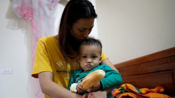 Container deaths: Families say three lorries carrying more than 100 people were travelling to UK
                       
                              Container deaths: Families say three lorries carrying more than 100 people were travelling to UK