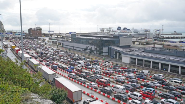 Port of Dover traffic: Travellers face two hour delays on 'one of busiest days of summer'