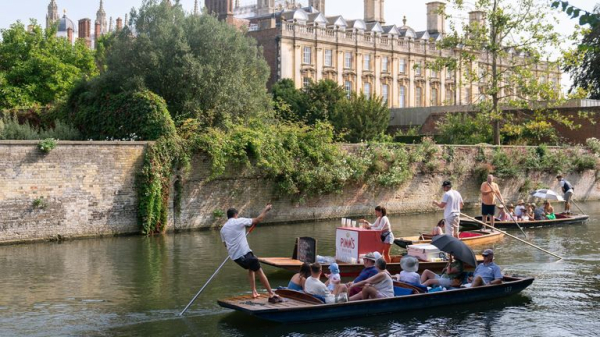 UK weather: Beaches packed as seventh day of 'unprecedented' heatwave hits Kent coast