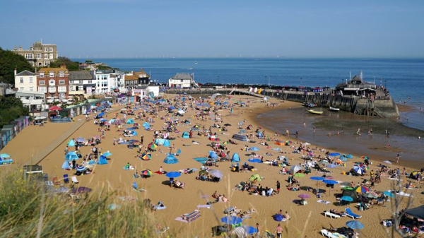 UK weather: Beaches packed as seventh day of 'unprecedented' heatwave hits Kent coast