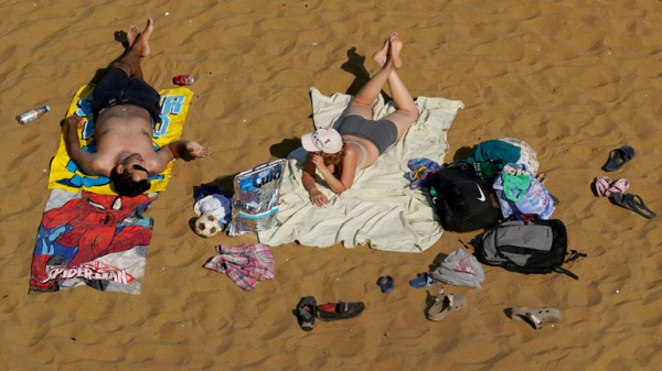 UK weather: Beaches packed as seventh day of 'unprecedented' heatwave hits Kent coast