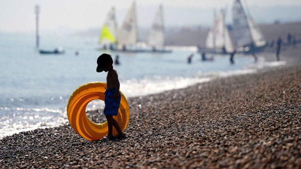 UK weather: Beaches packed as seventh day of 'unprecedented' heatwave hits Kent coast